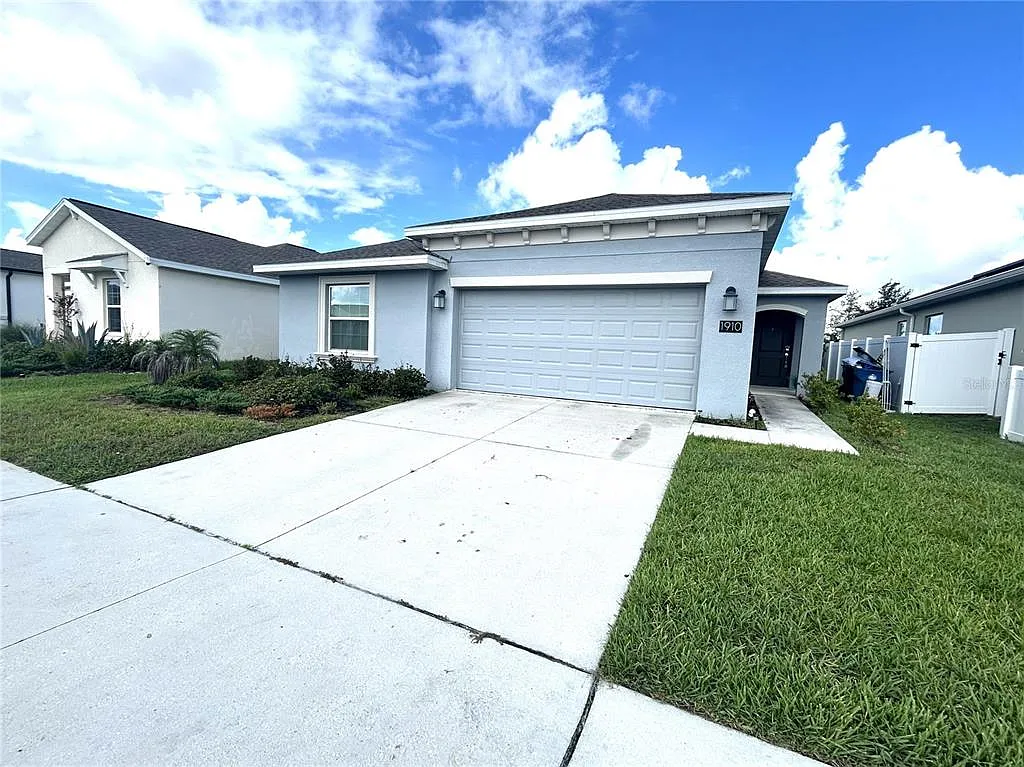 4 bed, 2.0 bath, 1821 sqft, $2,200 — Photo 1