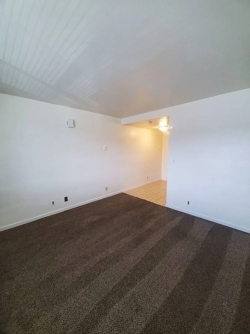 615 S Alder St — Photo 4