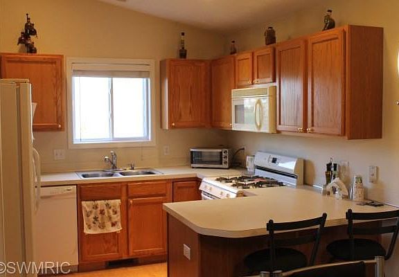 Kitchen has lots of counter and cupboard space