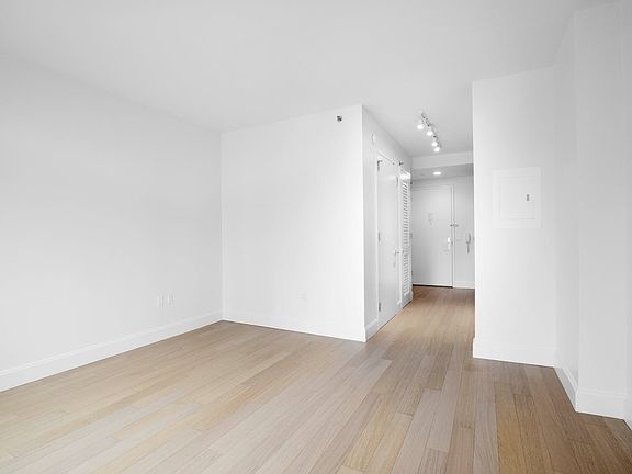 5th image of 10 City Pt APT 34Q