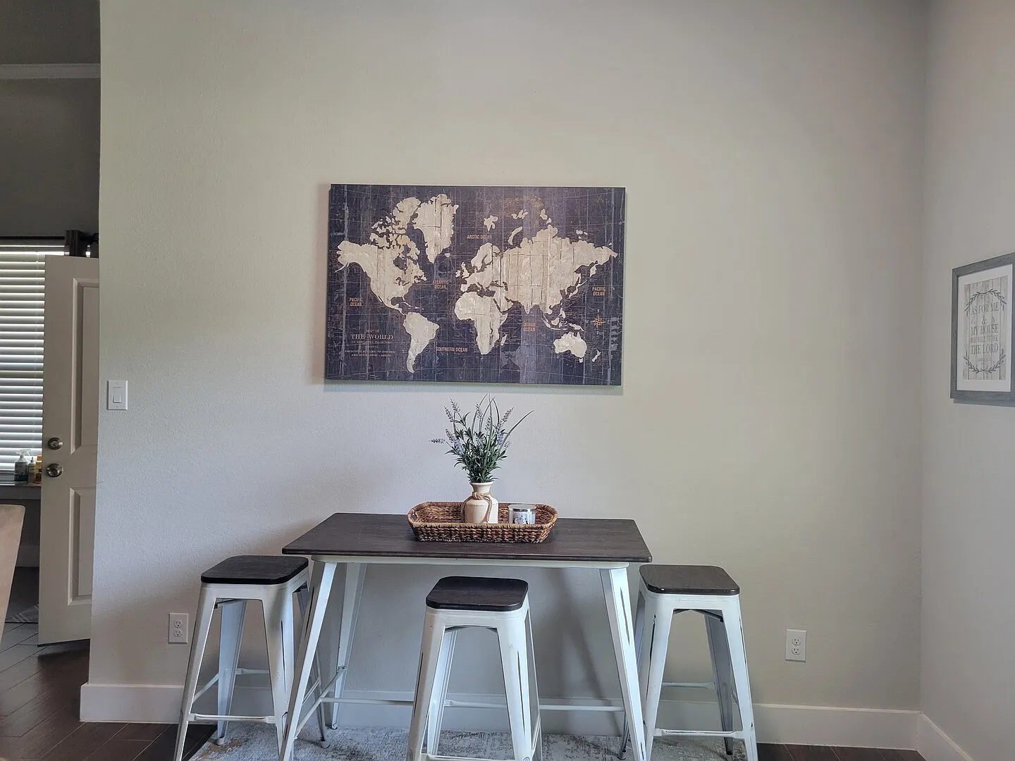 Spacious Home With Fenced Yard Close to Downtown Dallas — Photo 3