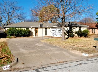 817 Prestwick St, Bedford, TX 76022