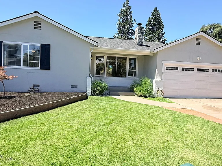 205 Barbara Ct — Photo 2