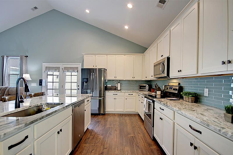1st image of 225 Bluebonnet St