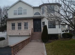 29 Central Ct, Carle Place, NY 11514