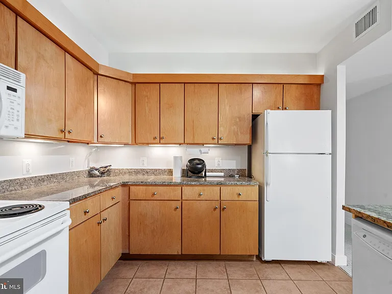 616 E St NW #304 — Photo 22
