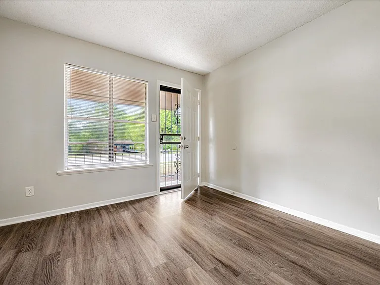 Holmes Pointe Apartments — Photo 3