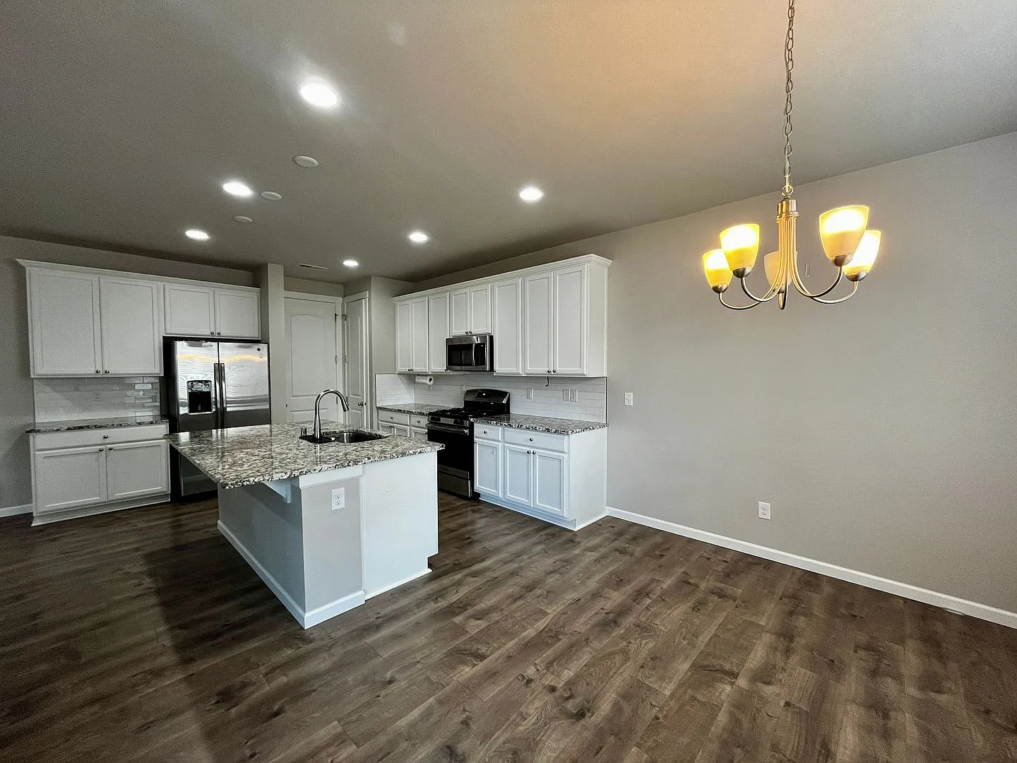 Beautiful Home w/Upgrades and Close to Everything — Photo 4