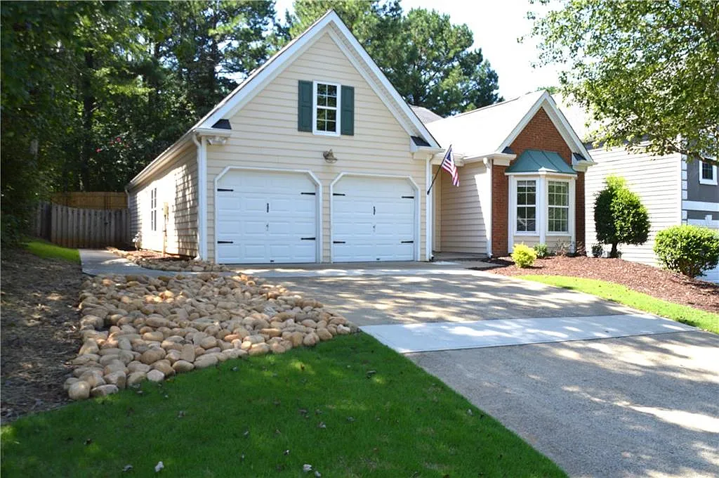3 bed, 2.0 bath, 1553 sqft, $2,400 — Photo 2