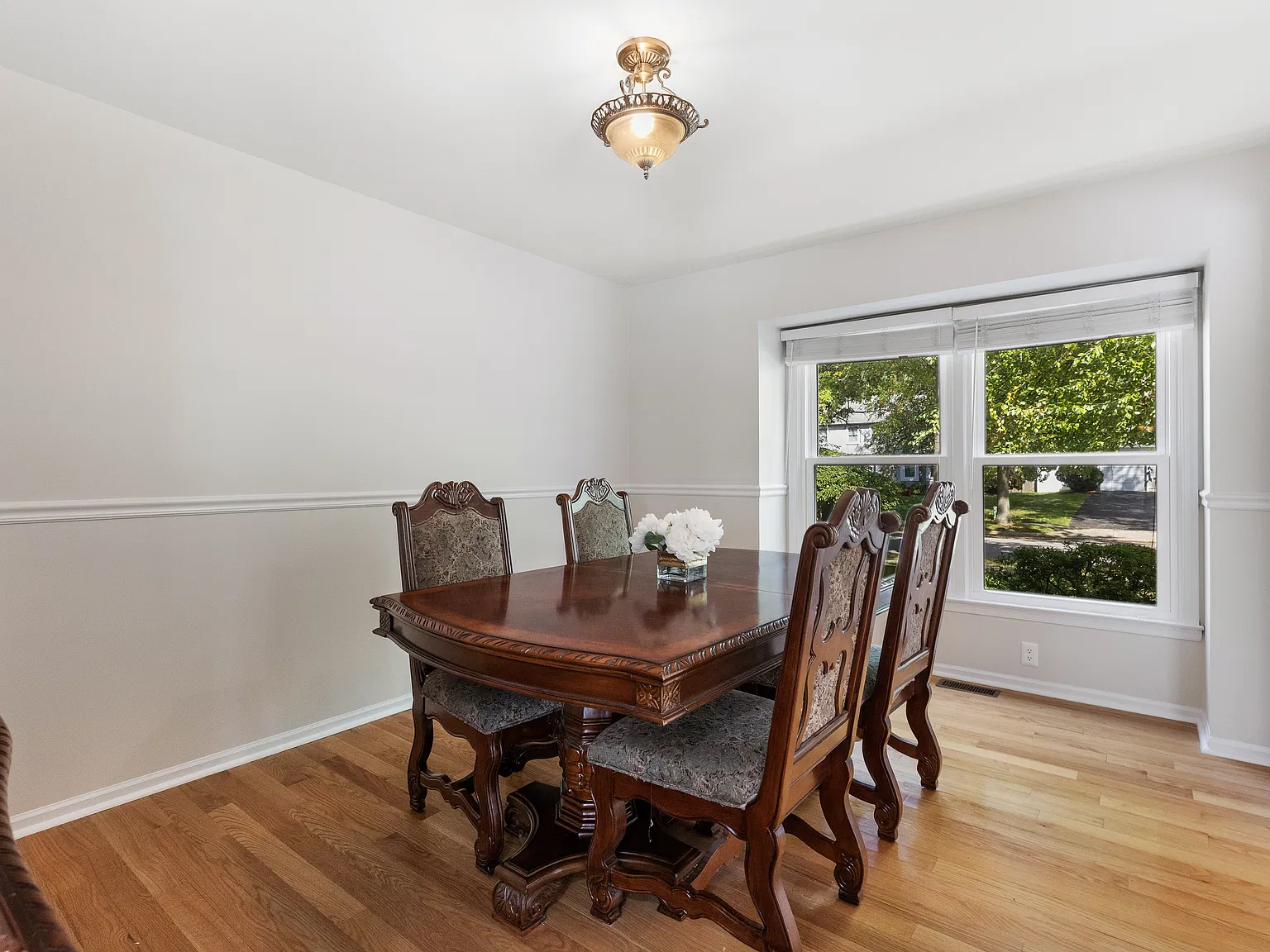 5 bed, 2.5 bath, 2640 sqft, $5,000 — Photo 3