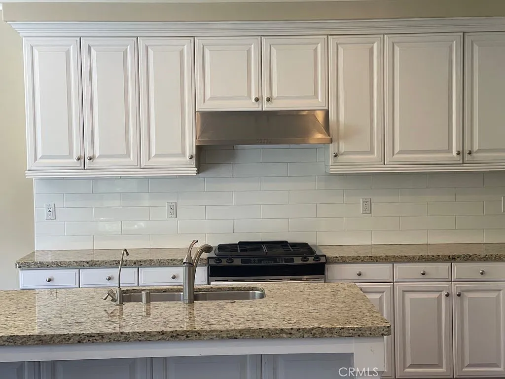 3 bed, 2.5 bath, 1729 sqft, $4,999 — Photo 2