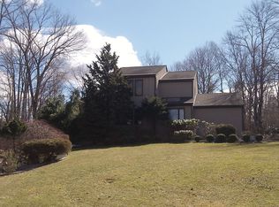 10 Mayfair Pl, Trumbull, CT 06611