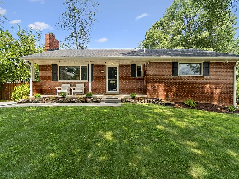 7412 Farnum St — Photo 1