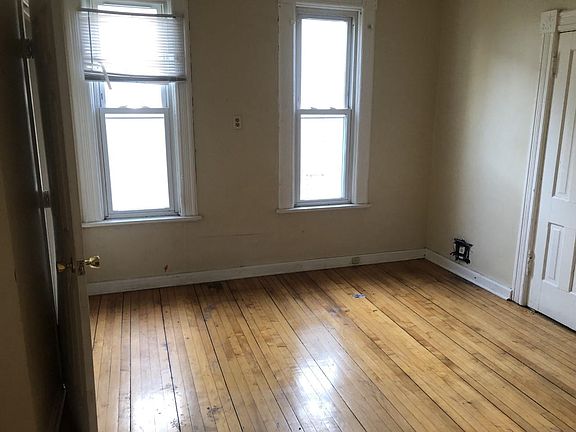 4th image of 1035 Benton St