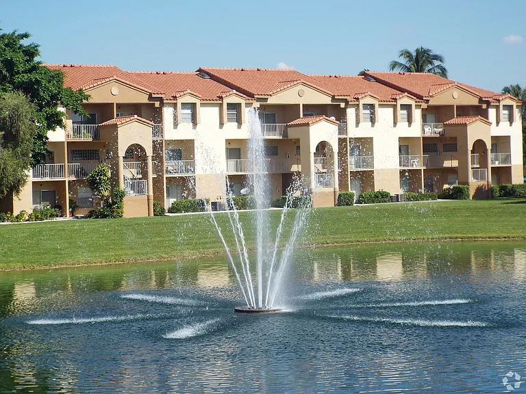 WATERFORD LANDING APARTMENTS — Photo 11