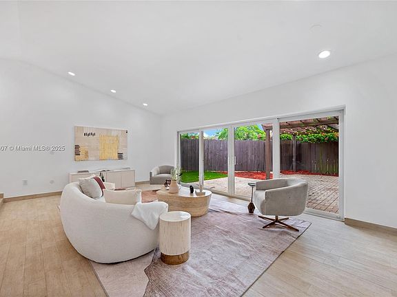 5th image of 20205 NE 10th Pl