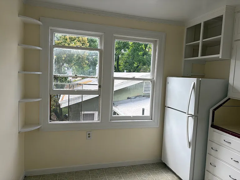 419 E St — Photo 2