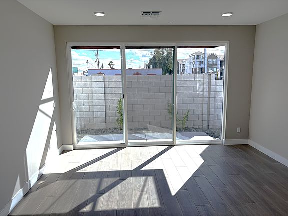 5th image of 1021 E Pasadena Ave