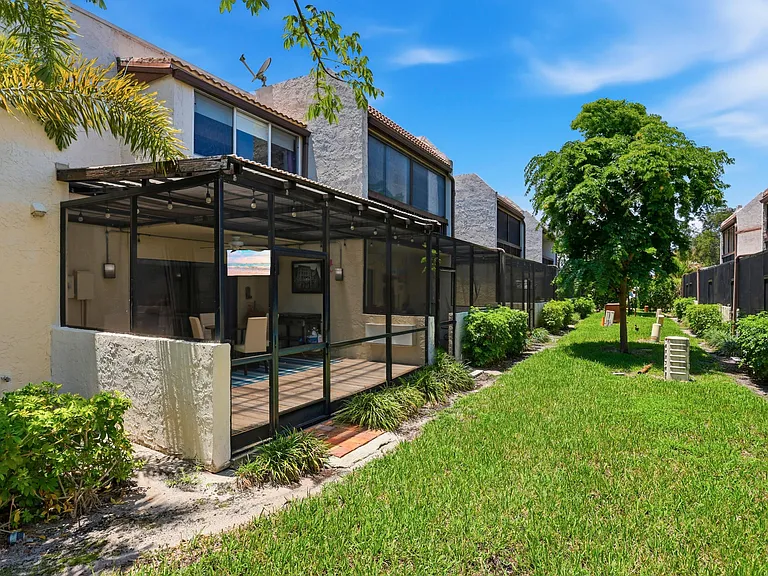 721 SE 1st Way #C11 — Photo 33