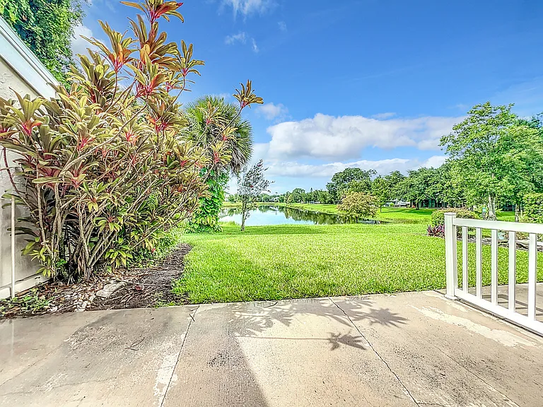 5381 Vineland Rd — Photo 15