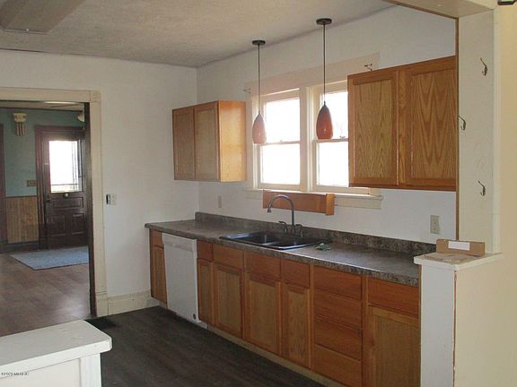 5th image of 327 W Burr Oak St