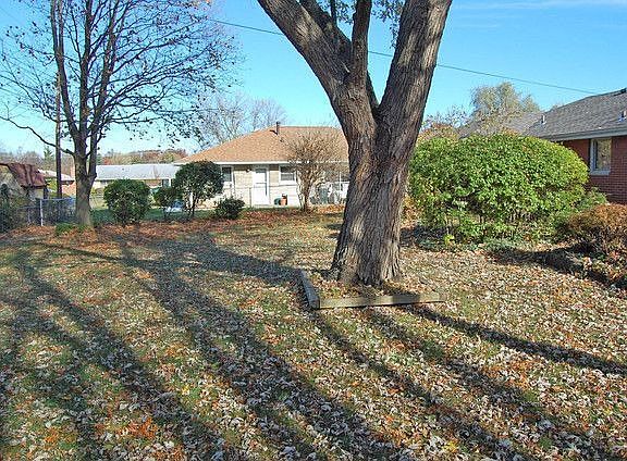 3rd image of 1307 N Brentwood Ln