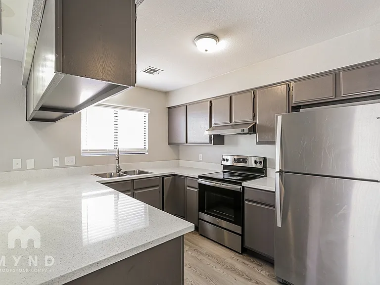 261 Queen Marie Ct — Photo 1