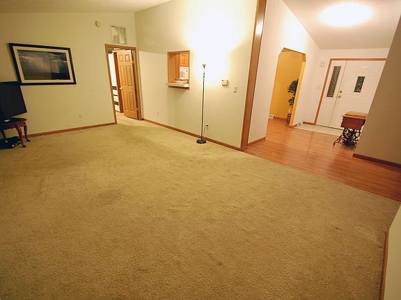 3rd image of 246 Woodlawn Cir
