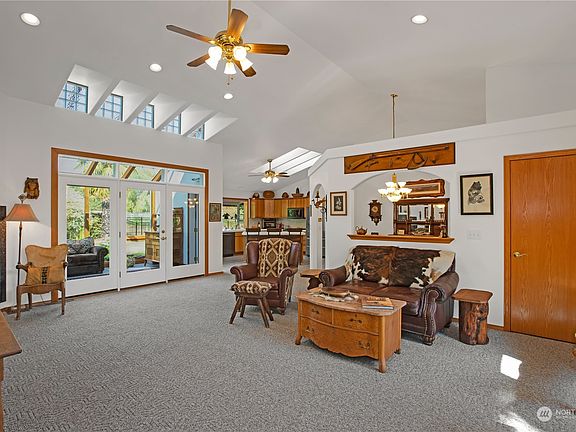 4th image of 3308 29th Avenue NE