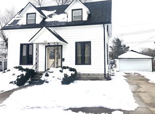 2221 Pershing Blvd, Clinton, IA 52732