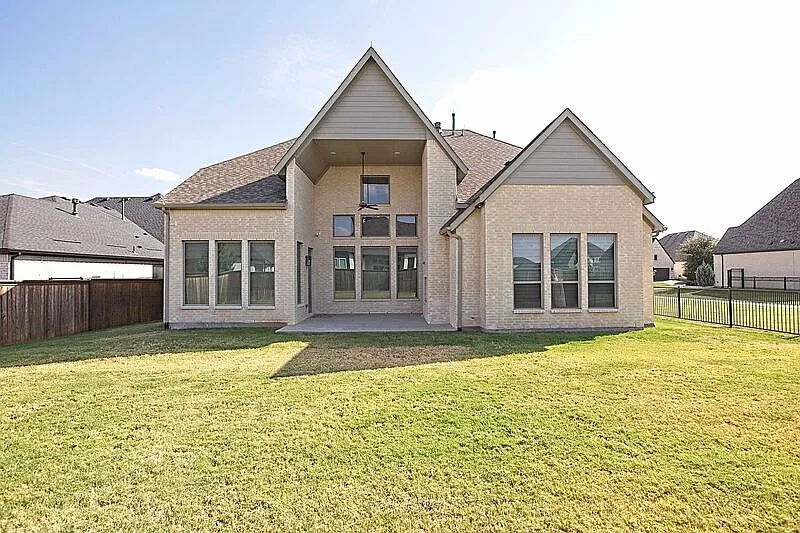 4 bed, 4.5 bath, 3879 sqft, $4,950 — Photo 3