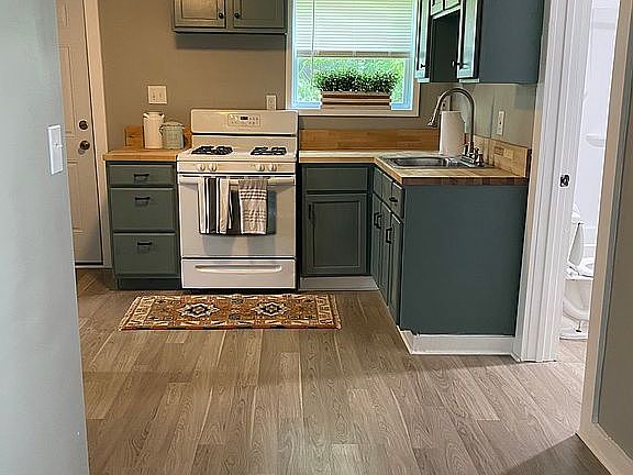 2nd image of 563 Palace Ave