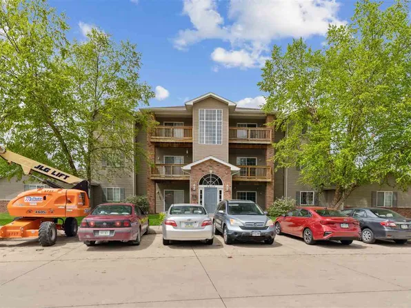 2825 Triple Crown Ln Unit 10, Iowa City, IA 52240