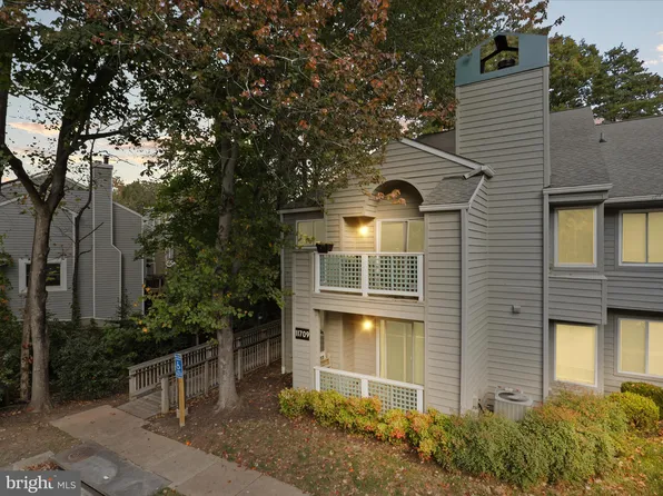 11709 Summerchase Cir APT D, Reston, VA 20194