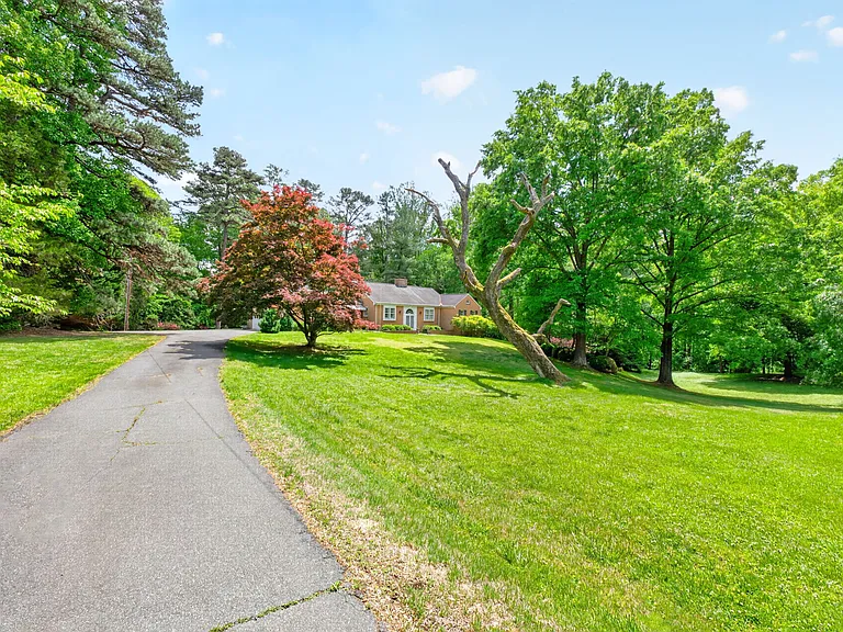 535 E Rio Rd — Photo 4