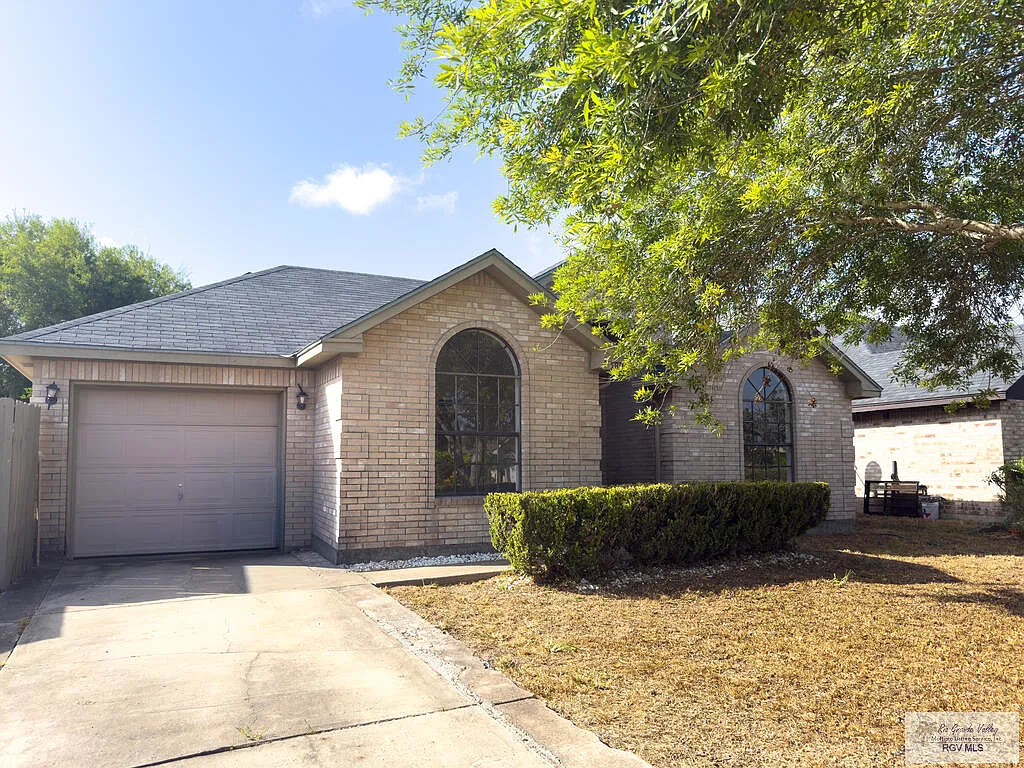 3 bed, 2.0 bath, 1081 sqft, $1,600 — Photo 2