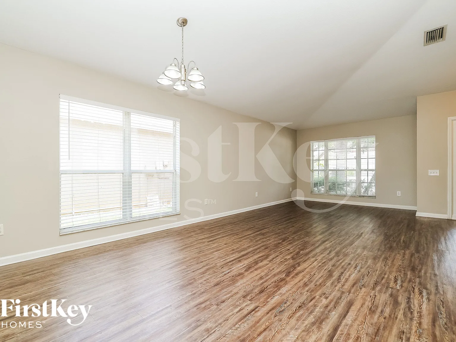 4 bed, 2.0 bath, 1956 sqft, $2,070 — Photo 2