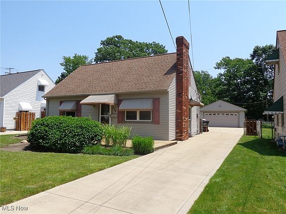 3rd image of 716 N Rocky River Dr