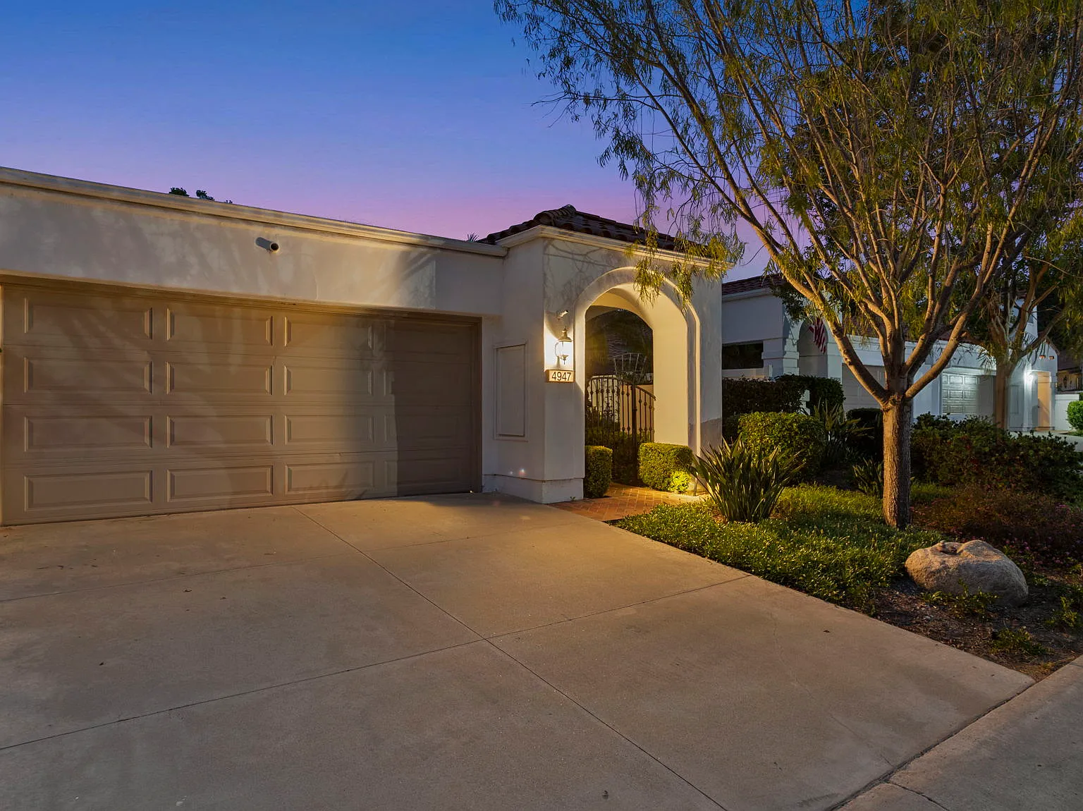 2 bed, 2.5 bath, 2025 sqft, $4,350 — Photo 2