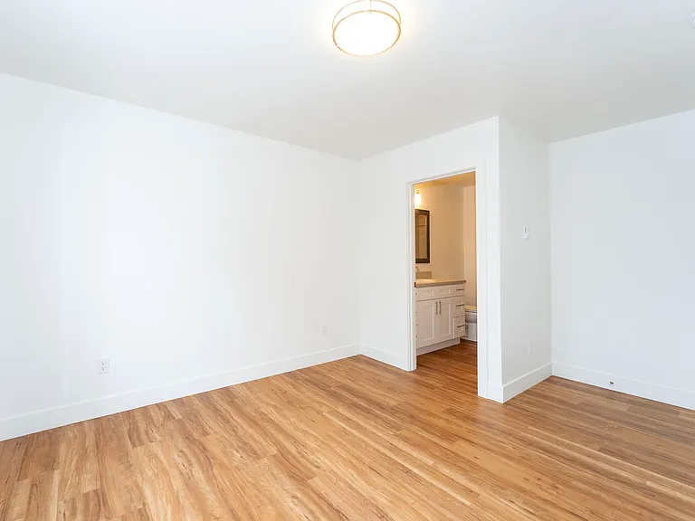 Silver Star Apartments — Photo 33