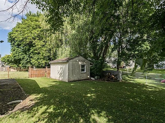 3rd image of 61 Coachlight Cir