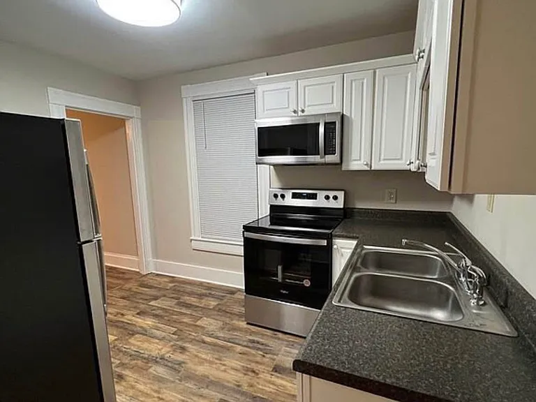 218 E Walnut St — Photo 13