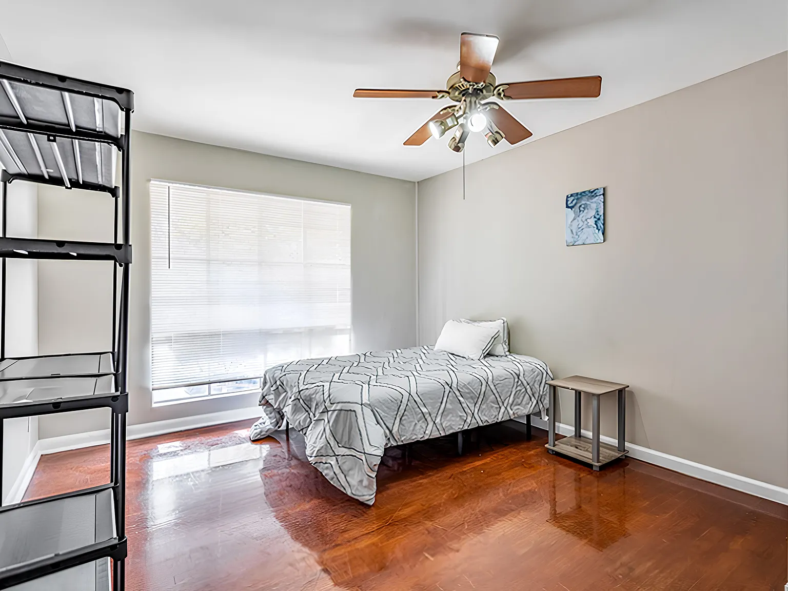 4 bed, 2.5 bath, 1481 sqft, $841 — Photo 2