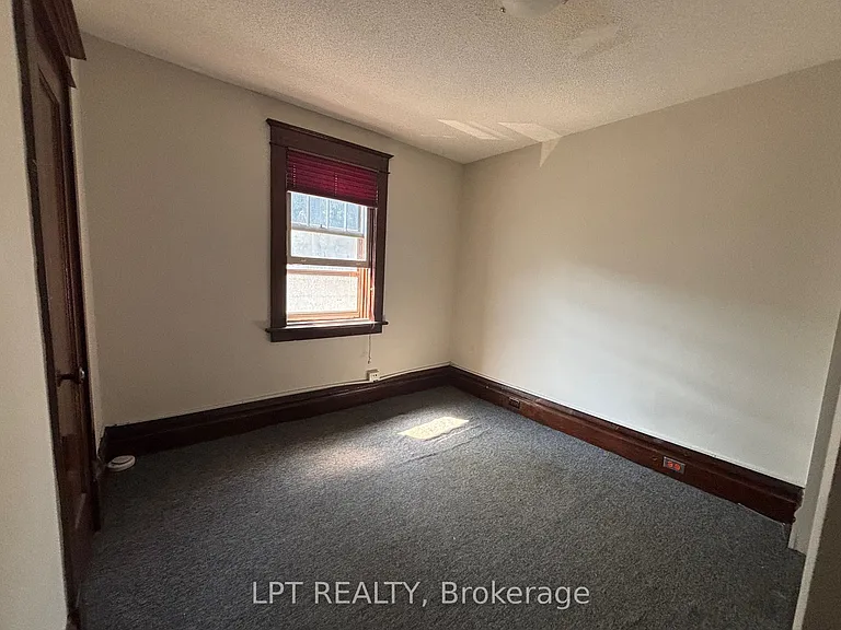 322 Waverley St W — Photo 9