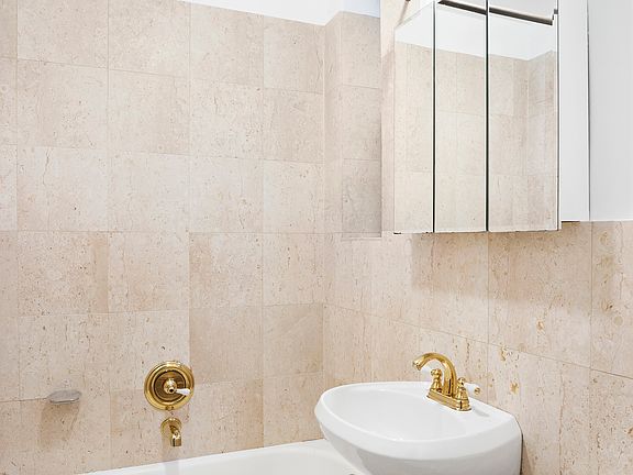 5th image of 142 E 49th St APT 9A