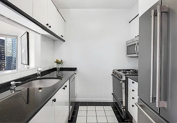 4th image of 150 W 56th St APT 4110
