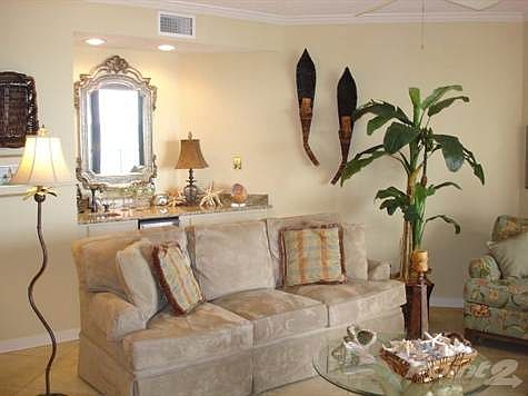 Living Area/Wet Bar