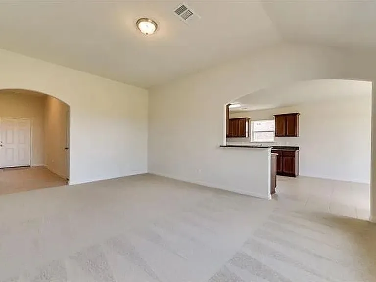 1323 Chapman Dr — Photo 2
