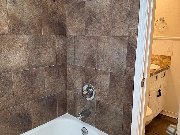 1004 Hampton Dr — Photo 9