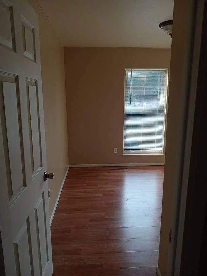 5 bed, 2200 sqft, $650 — Photo 2